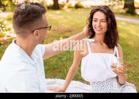 Glückliches Paar beim Picknick im Sommerpark Stockfoto