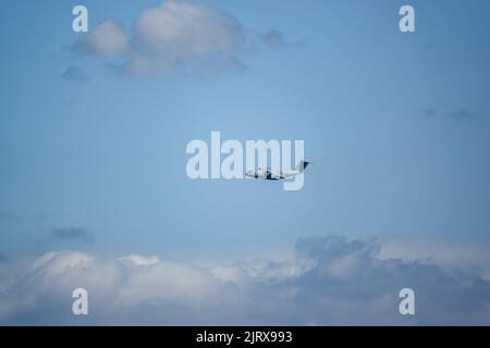 ZM414 Militärflugzeug RAF Royal Air Force Airbus A400M Atlas umkreist eine militärische Übung mit Fallschirmabwurf und Luftangriff Stockfoto