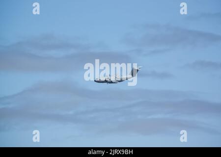 ZM414 Militärflugzeug RAF Royal Air Force Airbus A400M Atlas umkreist eine militärische Übung mit Fallschirmabwurf und Luftangriff Stockfoto