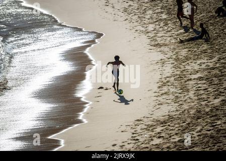 Ein Blick auf die Menschen am Strand von Paciencia in Salvador, die Spaß haben und sich sonnen Stockfoto