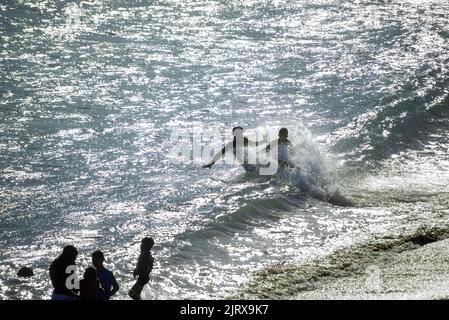 Ein Blick auf die Menschen am Strand von Paciencia in Salvador, die Spaß haben und sich sonnen Stockfoto