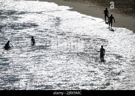 Ein Blick auf die Menschen am Strand von Paciencia in Salvador, die Spaß haben und sich sonnen Stockfoto