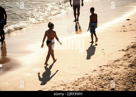 Ein Blick auf die Menschen am Strand von Paciencia in Salvador, die Spaß haben und sich sonnen Stockfoto