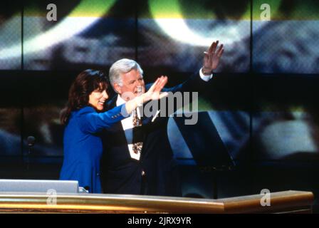 US-Senator Ted Kennedy und seine Frau Victoria Kennedy winken Delegierten zu, die am 30. August 1996 in Chicago, Illinois, am Democratic National Convention 1996 im United Center teilnahmen. Quelle: Richard Ellis/Richard Ellis/Alamy Live News Stockfoto