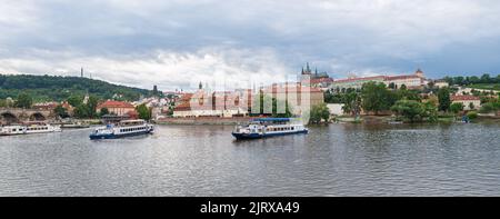 Panoramablick auf das Ufer der Moldau in der Stadt Prag mit einem Teil der Karlsbrücke auf der linken Seite und der Prager Burg auf der rechten Seite. Stockfoto