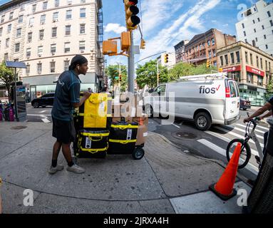 Arbeiter verteilt Amazon-Lieferungen in Chelsea in New York am Donnerstag, den 11. August 2022. (© Richard B. Levine) Stockfoto