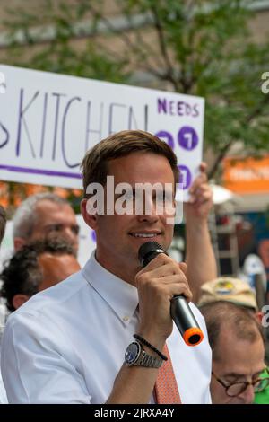 NYC-Ratsmitglied Erik Bottcher schließt sich bei einer Kundgebung in der Nachbarschaft von Hell’s Kitchen in New York am Dienstag, dem 9. August, den Verfechtern von Transit, gewählten Beamten und lokalen Führern an. 2022 Aufruf der MTA zum Bau der Tenth Avenue und 41. Street U-Bahn-Station, die ursprünglich für die Flushing Line Extension geplant war, aber wegen Kosten fallen gelassen wurde. Das Gebiet hat ein beträchtliches Bevölkerungswachstum erreicht, und der Bahnhof, der tatsächlich ausgegraben wird, würde die Entfernung der Bewohner verringern, um zu einem Zug zu gelangen. (© Richard B. Levine) Stockfoto