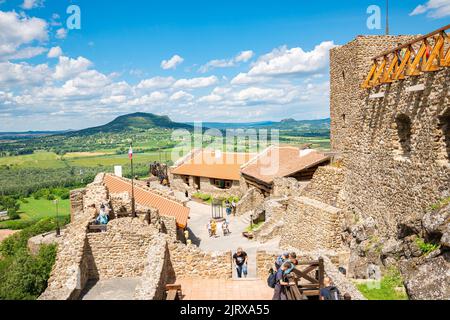 Berühmte Szigliget Burg mit Blick über die hügelige Landschaft in der Nähe des Plattensees in Ungarn Stockfoto