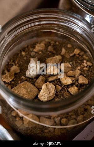 Verschiedene Proben von Böden von Climat Ursprungsgebiete, Grand Cru Weinprobe in unterirdischen Kellern Höhlen der französischen Weinbaugebiet in Puligny-Motrachet V Stockfoto