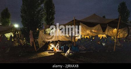 Ter Apel, Niederlande. 26. August 2022. 2022-08-26 21:24:16 TER APEL - Asylsuchende bereiten sich auf eine Übernachtung vor dem Tor im überfüllten Antragszentrum in Ter Apel vor. In den letzten Nächten haben 700 Personen außerhalb des Anwendungscenters geschlafen, weil nicht genügend Platz vorhanden ist. Die Regierung macht Eile, um dem Chaos ein Ende zu setzen. ANP VINCENT JANNINK netherlands Out - belgium Out Credit: ANP/Alamy Live News Stockfoto