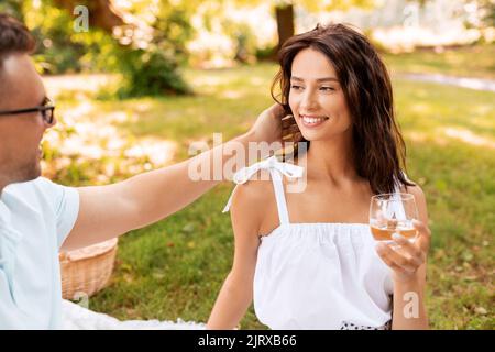 Glückliches Paar beim Picknick im Sommerpark Stockfoto