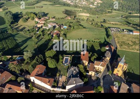 Landschaft mit Weinbergen und Häusern in der Nähe von beaujolais Weindorf Val d'Oingt, Tor zur Beaujolais Weinstraße und hügelige Landschaften des Pier Stockfoto