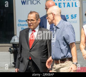 Der Abgeordnete Jerrold Nadler, links, trifft sich am Dienstag, den 9. August, mit Vertretern der Transit-Bewegung, gewählten Beamten und lokalen Führern bei einer Kundgebung im Viertel HellÕs Kitchen in New York. 2022 Aufruf der MTA zum Bau der Tenth Avenue und 41. Street U-Bahn-Station, die ursprünglich für die Flushing Line Extension geplant war, aber wegen Kosten fallen gelassen wurde. Das Gebiet hat ein beträchtliches Bevölkerungswachstum erreicht, und der Bahnhof, der tatsächlich ausgegraben wird, würde die Entfernung der Bewohner verringern, um zu einem Zug zu gelangen. (© Richard B. Levine) Stockfoto