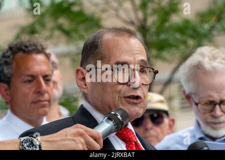 Der Kongressabgeordnete Jerrold Nadler aus New York trifft sich am Dienstag, den 9. August, mit Vertretern der Transit-Bewegung, gewählten Beamten und lokalen Führern bei einer Kundgebung im Viertel HellÕs Kitchen in New York. 2022 Aufruf der MTA zum Bau der Tenth Avenue und 41. Street U-Bahn-Station, die ursprünglich für die Flushing Line Extension geplant war, aber wegen Kosten fallen gelassen wurde. Das Gebiet hat ein beträchtliches Bevölkerungswachstum erreicht, und der Bahnhof, der tatsächlich ausgegraben wird, würde die Entfernung der Bewohner verringern, um zu einem Zug zu gelangen. (© Richard B. Levine) Stockfoto