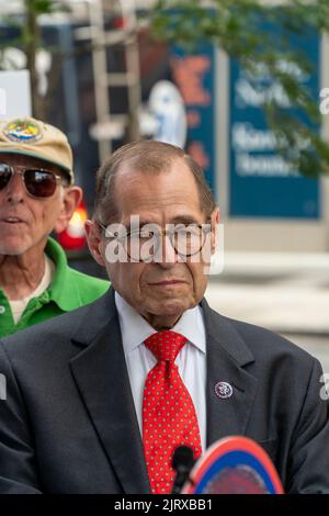 Der Kongressabgeordnete Jerrold Nadler aus New York trifft sich am Dienstag, den 9. August, mit Vertretern der Transit-Bewegung, gewählten Beamten und lokalen Führern bei einer Kundgebung im Viertel HellÕs Kitchen in New York. 2022 Aufruf der MTA zum Bau der Tenth Avenue und 41. Street U-Bahn-Station, die ursprünglich für die Flushing Line Extension geplant war, aber wegen Kosten fallen gelassen wurde. Das Gebiet hat ein beträchtliches Bevölkerungswachstum erreicht, und der Bahnhof, der tatsächlich ausgegraben wird, würde die Entfernung der Bewohner verringern, um zu einem Zug zu gelangen. (© Richard B. Levine) Stockfoto
