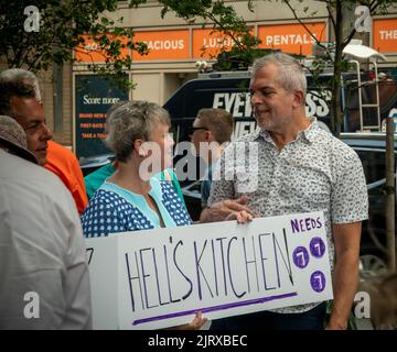 Transit-Befürworter, gewählte Beamte und lokale Führer bei einer Kundgebung im Viertel Hell’s Kitchen in New York am Dienstag, den 9. August, 2022 Aufruf der MTA zum Bau der Tenth Avenue und 41. Street U-Bahn-Station, die ursprünglich für die Flushing Line Extension geplant war, aber wegen Kosten fallen gelassen wurde. Das Gebiet hat ein beträchtliches Bevölkerungswachstum erreicht, und der Bahnhof, der tatsächlich ausgegraben wird, würde die Entfernung der Bewohner verringern, um zu einem Zug zu gelangen. (© Richard B. Levine) Stockfoto