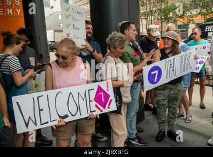 Transit-Befürworter, gewählte Beamte und lokale Führer bei einer Kundgebung im Viertel Hell’s Kitchen in New York am Dienstag, den 9. August, 2022 Aufruf der MTA zum Bau der Tenth Avenue und 41. Street U-Bahn-Station, die ursprünglich für die Flushing Line Extension geplant war, aber wegen Kosten fallen gelassen wurde. Das Gebiet hat ein beträchtliches Bevölkerungswachstum erreicht, und der Bahnhof, der tatsächlich ausgegraben wird, würde die Entfernung der Bewohner verringern, um zu einem Zug zu gelangen. (© Richard B. Levine) Stockfoto