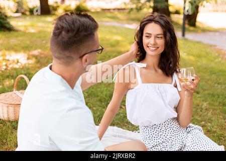 Glückliches Paar beim Picknick im Sommerpark Stockfoto