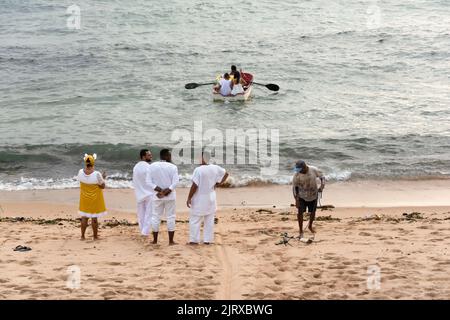 Ein Blick auf Candomble-Mitglieder, die Geschenke an Iemanja, die Königin des Meeres, am Strand von Rio Vermelho überreichen Stockfoto