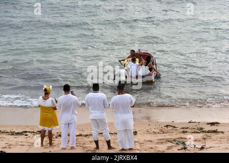 Ein Blick auf Candomble-Mitglieder, die Geschenke an Iemanja, die Königin des Meeres, am Strand von Rio Vermelho überreichen Stockfoto