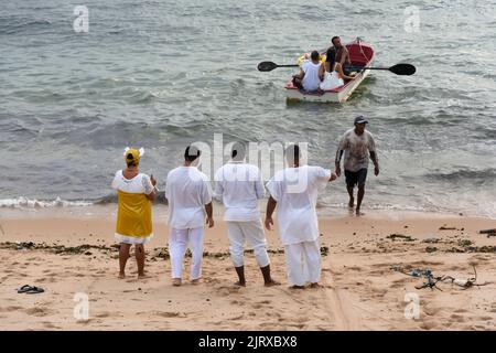 Ein Blick auf Candomble-Mitglieder, die Geschenke an Iemanja, die Königin des Meeres, am Strand von Rio Vermelho überreichen Stockfoto