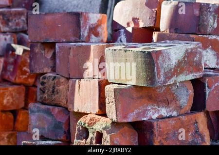 Rote, übereinander liegende Ziegelsteine, Konzept des Gebäudes Stockfoto