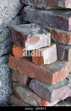 Rote, übereinander liegende Ziegelsteine, Konzept des Gebäudes Stockfoto