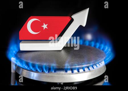 Gaspreis. Anstieg der Gaspreise in der Türkei. Ein Brenner mit einer Flamme und einem Pfeil nach oben, gemalt in den Farben der Türkei-Flagge. Das Konzept des steigenden Gases oder Stockfoto