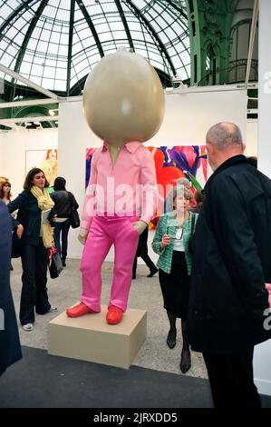 Paris, Frankreich, Besucher der Annual Contemporary Arts Show, FIAC, im Grand Palais. Moderne Skulptur von Erwin Wurth, Big Pumpkin Stockfoto