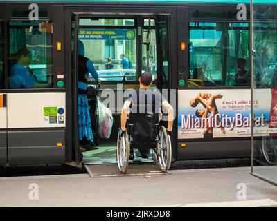 Paris, Frankreich, öffentlicher Bus, RATP Paris auf der Straße, behinderter Mann im Rollstuhl, der auf behinderte Fahrgäste steigt Stockfoto