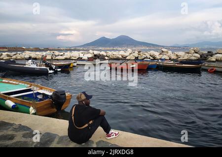 Napoli, Italien. 26. August 2022. Boy beobachtet den Vesuv am Ufer des Golfs von Neapel, Süditalien. Quelle: Vincenzo Izzo/Alamy Live News Stockfoto