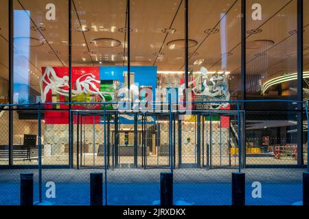 Lobby mit installiertem Kunstwerk am Dienstag, den 23. August 2022, in der unvollendeten 50 Hudson Yards-Entwicklung in New York. Nach Fertigstellung wird das von Foster + Partners entworfene Gebäude das viertgrößte Bürogebäude in New York sein, wobei BlackRock und Facebook berichten, dass sie Platz im Gebäude einnehmen. (© Richard B. Levine) Stockfoto