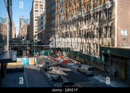 Am Montag, den 15. August 2022, spiegelt sich die Sonne von einem Gebäude in das Schlafsaal des Fashion Institute of Technology Kaufman Hall, rechts, in Chelsea in New York. (© Richard B. Levine) Stockfoto