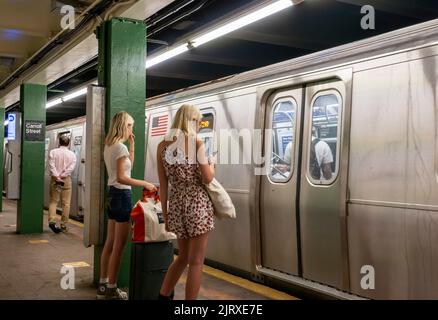 Abgelenkte U-Bahnreisende in der Carroll Street Station in Carroll Gardens in Brooklyn in New York am Samstag, den 20. August 2022. (© Richard B. Levine) Stockfoto