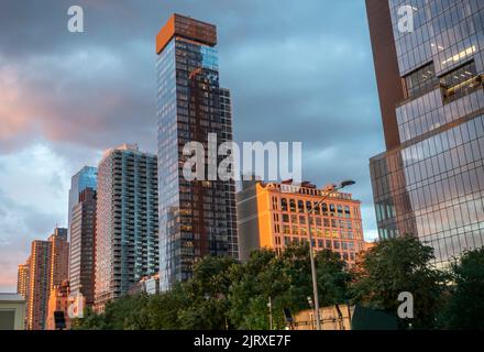 Sonnenuntergang über der Entwicklung in der Hudson Yards Gegend und der West Side in New York am Dienstag, den 23. August 2022. (© Richard B. Levine) Stockfoto