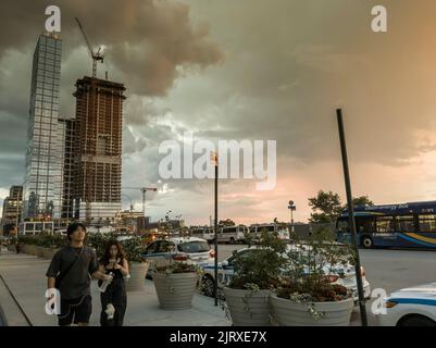 Sonnenuntergang über der Entwicklung in der Hudson Yards Gegend und der West Side in New York am Dienstag, den 23. August 2022. (© Richard B. Levine) Stockfoto