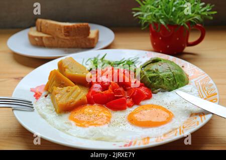 Köstliches Frühstücksgericht mit sonniger Seite nach oben mit buntem Gemüsesalat Stockfoto