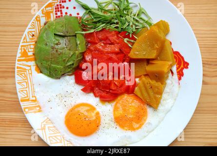Teller mit Sonnenseite nach oben mit buntem Gemüse- und Microgreens-Salat Stockfoto