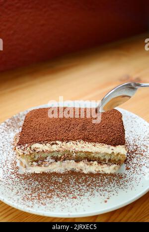 Platte von köstlichen Tiramisu auf Holztisch Stockfoto