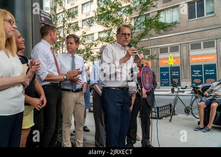 Mark Levine, Präsident von Manhattan Borough, Mitte, trifft sich am Dienstag, dem 9. August, mit Vertretern der Transit-Regierung, gewählten Beamten und lokalen Führern bei einer Kundgebung im Viertel Hell’s Kitchen in New York. 2022 Aufruf der MTA zum Bau der Tenth Avenue und 41. Street U-Bahn-Station, die ursprünglich für die Flushing Line Extension geplant war, aber wegen Kosten fallen gelassen wurde. Das Gebiet hat ein beträchtliches Bevölkerungswachstum erreicht, und der Bahnhof, der tatsächlich ausgegraben wird, würde die Entfernung der Bewohner verringern, um zu einem Zug zu gelangen. (© Richard B. Levine) Stockfoto
