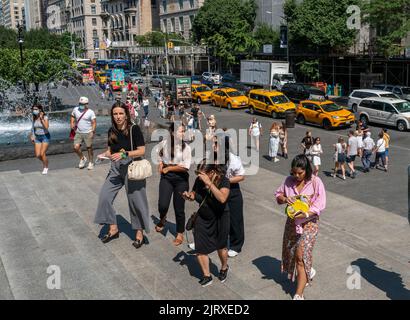 Horden von Besuchern vor dem Metropolitan Museum of Art in New York am Donnerstag, den 25. August 2022. (© Richard B. Levine) Stockfoto