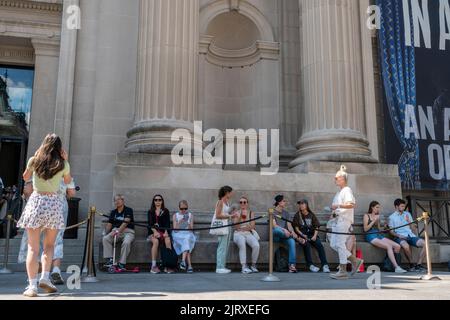 Horden von Besuchern vor dem Metropolitan Museum of Art in New York am Donnerstag, den 25. August 2022. (© Richard B. Levine) Stockfoto