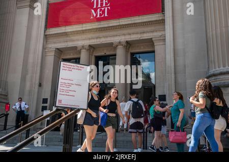 Horden von Besuchern vor dem Metropolitan Museum of Art in New York am Donnerstag, den 25. August 2022. (© Richard B. Levine) Stockfoto