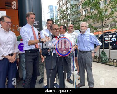 Jerrold Nadler, der Kongressabgeordnete von New York, tritt am Dienstag, dem 9. August, bei einer Kundgebung in der Nachbarschaft von Hell’s Kitchen in New York mit Vertretern der Transitbehörden, gewählten Beamten und lokalen Führern zusammen. 2022 Aufruf der MTA zum Bau der Tenth Avenue und 41. Street U-Bahn-Station, die ursprünglich für die Flushing Line Extension geplant war, aber wegen Kosten fallen gelassen wurde. Das Gebiet hat ein beträchtliches Bevölkerungswachstum erreicht, und der Bahnhof, der tatsächlich ausgegraben wird, würde die Entfernung der Bewohner verringern, um zu einem Zug zu gelangen. (© Frances M. Roberts) Stockfoto