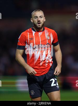 Allan Campbell von Luton Town während des Sky Bet Championship-Spiels in der Kenilworth Road, Luton. Bilddatum: Freitag, 26. August 2022. Stockfoto