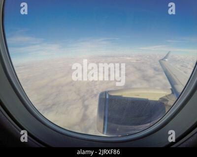 Sichtfenster eines Flugzeugs, das über den Wolken in Brasilien fliegt Stockfoto