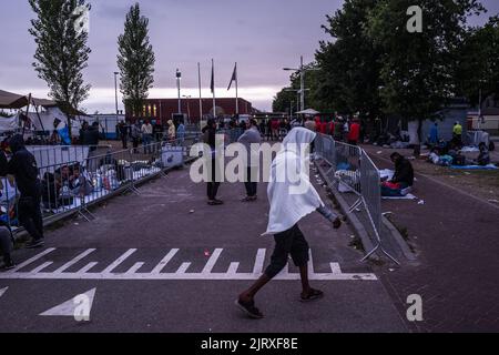 Ter Apel, Niederlande. 26. August 2022. 2022-08-26 20:26:13 TER APEL - Asylsuchende warten vor dem Tor am überfüllten Antragszentrum in Ter Apel. In den letzten Nächten haben 700 Personen außerhalb des Anwendungscenters geschlafen, weil nicht genügend Platz vorhanden ist. Die Regierung macht Eile, um dem Chaos ein Ende zu setzen. ANP VINCENT JANNINK netherlands Out - belgium Out Credit: ANP/Alamy Live News Stockfoto