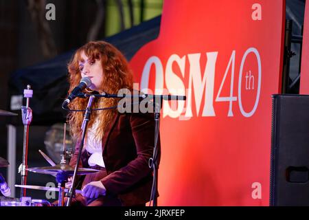 Brisbane, Australien. 26. August 2022. Kate Ceberano und ihre Backband treten während der Queen Street Mall 40. Birthday Street Party in Brisbane auf. Anlässlich des 40.-jährigen Jubiläums der legendären Queen Street Mall in Brisbane City, Visit Brisbane, ein Abend mit Straßenfesten, einschließlich Live-Musik und einer Modebahn, die von der Queen Street Mall und dem Stadtrat von Brisbane organisiert wird. Kredit: SOPA Images Limited/Alamy Live Nachrichten Stockfoto
