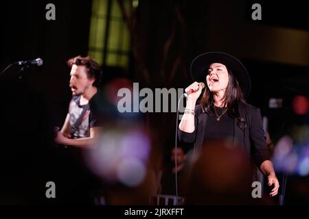 Brisbane, Australien. 26. August 2022. Vanessa Amorosi und ihre Backband treten während der Queen Street Mall 40. Birthday Street Party in Brisbane auf. Anlässlich des 40.-jährigen Jubiläums der legendären Queen Street Mall in Brisbane City, Visit Brisbane, ein Abend mit Straßenfesten, einschließlich Live-Musik und einer Modebahn, die von der Queen Street Mall und dem Stadtrat von Brisbane organisiert wird. Kredit: SOPA Images Limited/Alamy Live Nachrichten Stockfoto
