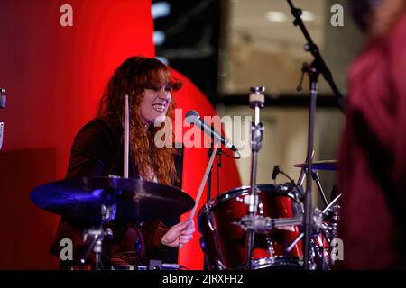 Brisbane, Australien. 26. August 2022. Kate Ceberano und ihre Backband treten während der Queen Street Mall 40. Birthday Street Party in Brisbane auf. Anlässlich des 40.-jährigen Jubiläums der legendären Queen Street Mall in Brisbane City, Visit Brisbane, ein Abend mit Straßenfesten, einschließlich Live-Musik und einer Modebahn, die von der Queen Street Mall und dem Stadtrat von Brisbane organisiert wird. Kredit: SOPA Images Limited/Alamy Live Nachrichten Stockfoto